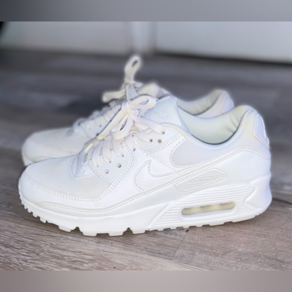 White nike air maxes size 6